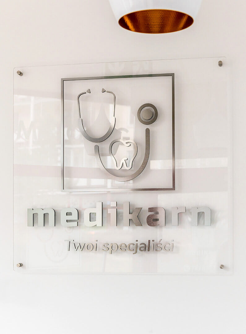 Medikarn_brieven_van_staal_in_staal_op_basis_van_glas_bord_met_logo_in_bestellen